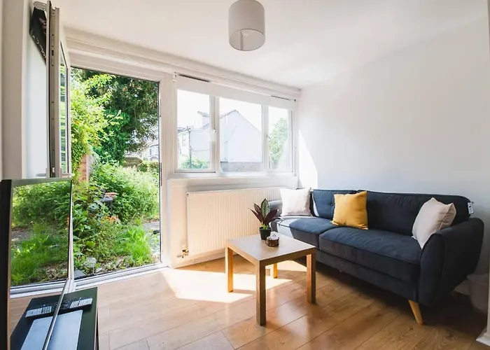 Stylish & Tranquil Flat With Excellent Connections