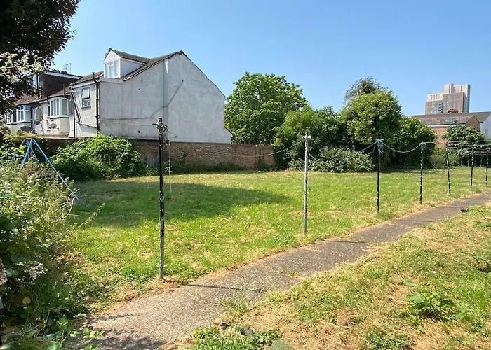 Stylish & Tranquil Flat With Excellent Connections